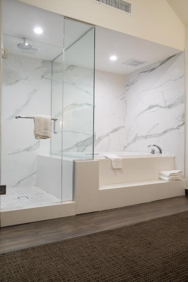 Deluxe King Suite at Hotel Xilo Glendale