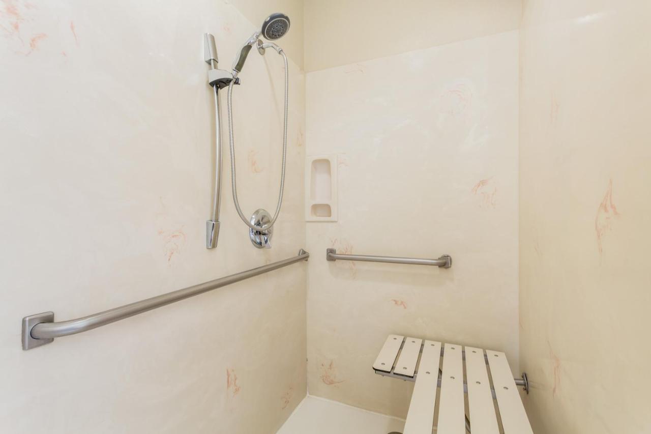 Queen Room with Two Queen Beds and Mobility/Hearing Access - Non-Smoking at Baymont by Wyndham Modesto Salida