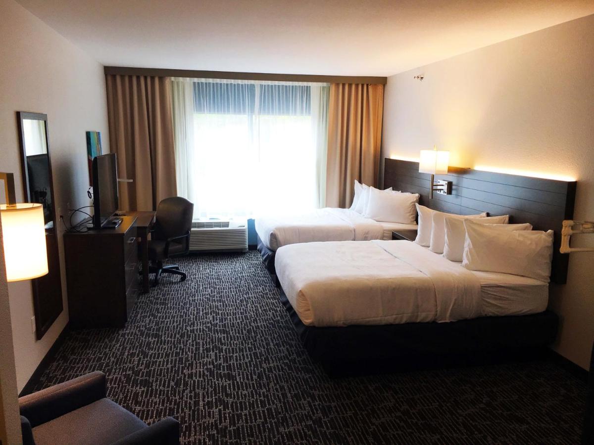 Queen Studio at Gundersen Hotel & Suites