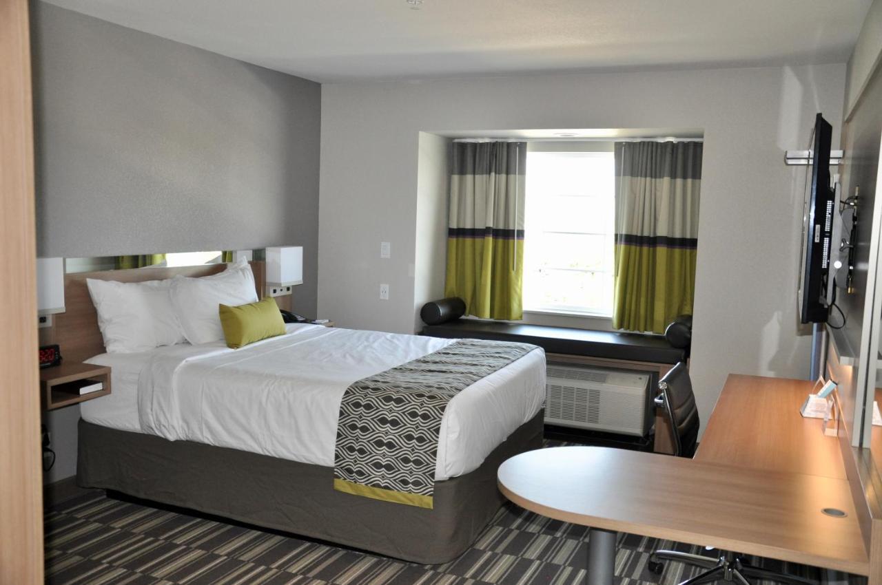 Deluxe Queen Room with Spa Bath at Microtel Inn & Suites by Wyndham Lubbock