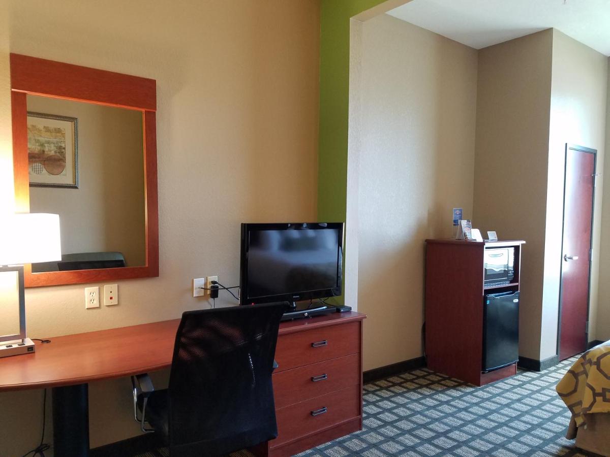 King Room - Non-Smoking at Baymont by Wyndham Marrero