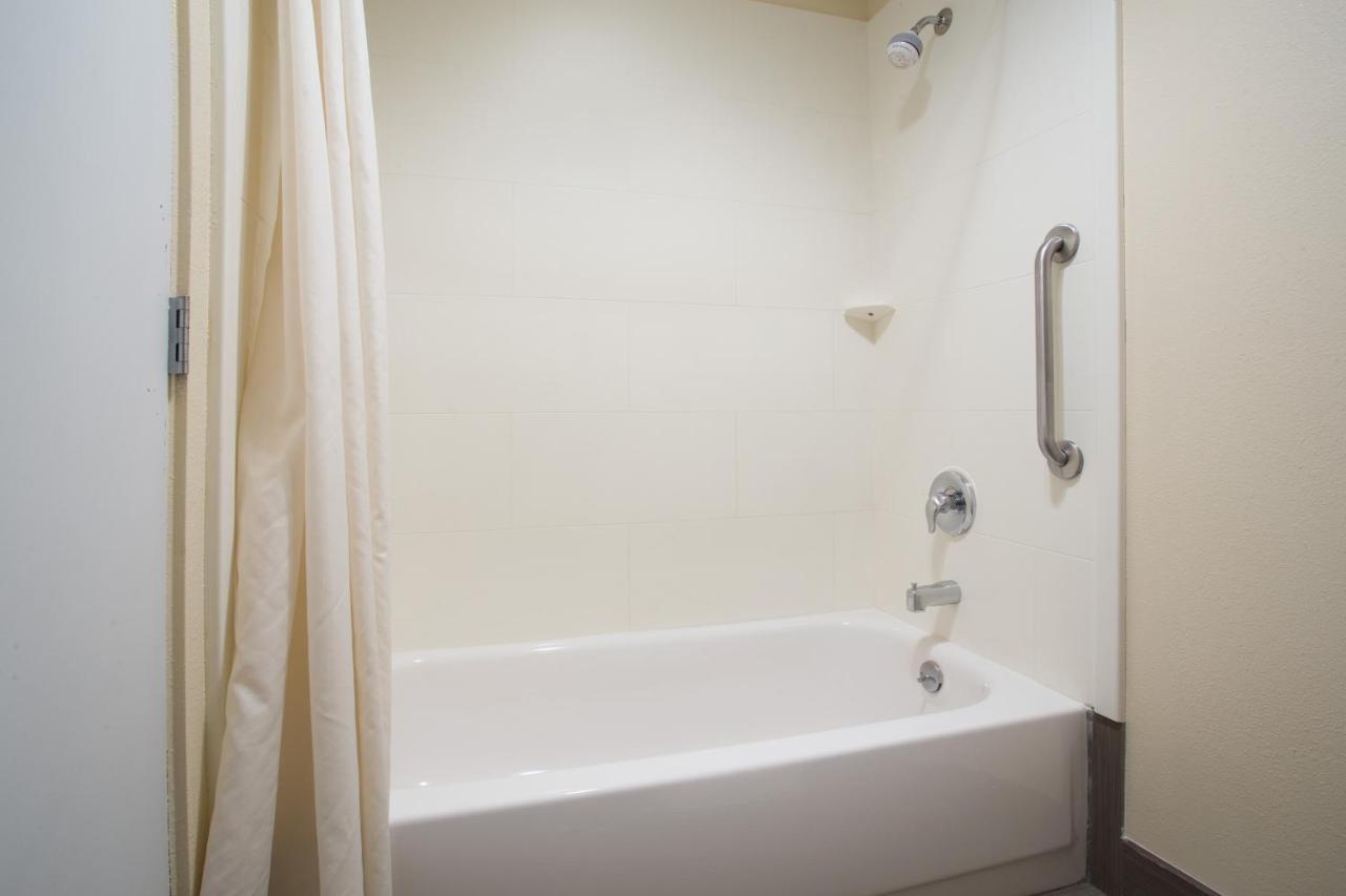 Queen Suite - Non-Smoking at Days Inn by Wyndham Yakima