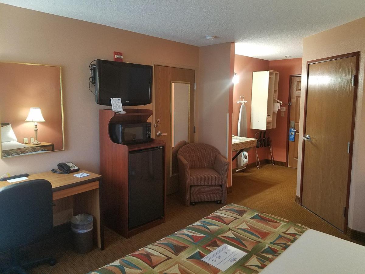 Queen Room - Mobility Access/Non-Smoking at Baymont by Wyndham Sullivan