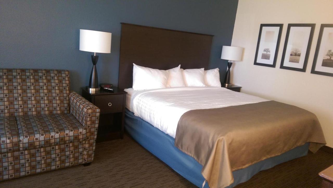 Deluxe Queen Room - Mobility Access/Non-Smoking at AmericInn by Wyndham Sleepy Eye