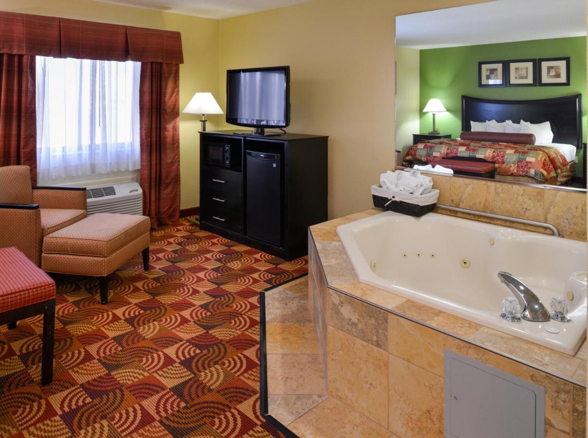 King Suite with Bathtub - Mobility Accessible/Non-Smoking at Best Western Canal Winchester Inn - Columbus South East