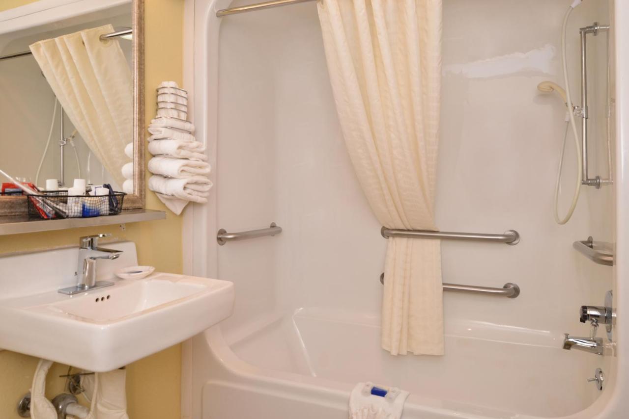 Queen Room with Bathtub - Mobility Accessible/Non-Smoking at Best Western Canal Winchester Inn - Columbus South East