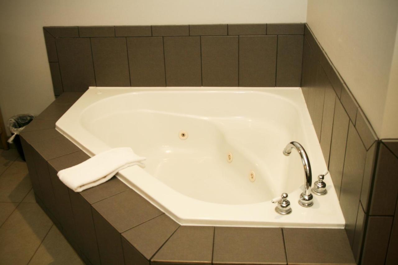 One-Bedroom King Suite with Whirlpool at Country Inn & Suites by Radisson, Prineville, OR