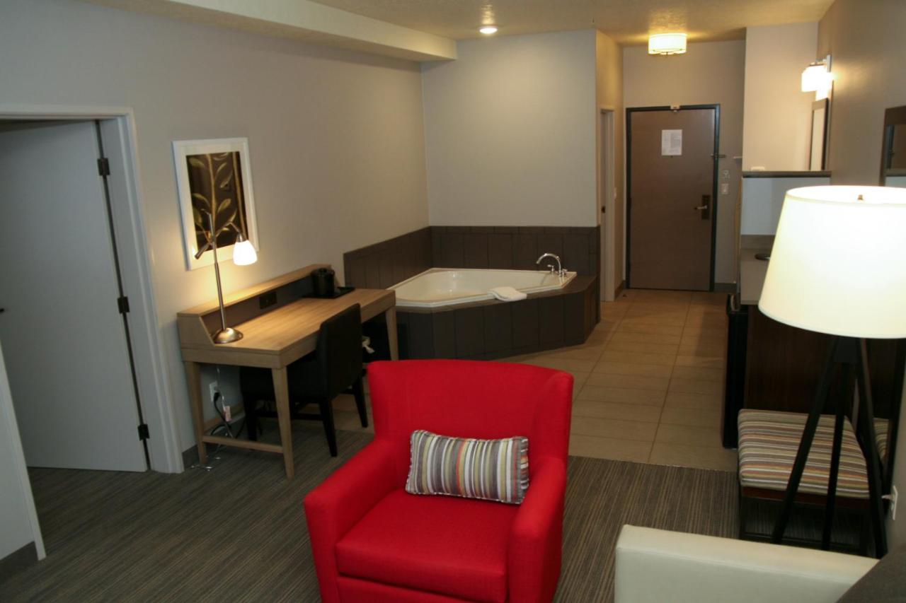 One-Bedroom King Suite with Whirlpool at Country Inn & Suites by Radisson, Prineville, OR