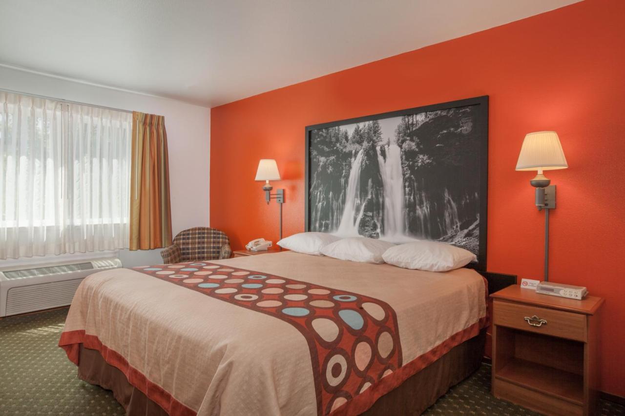 King Room - Mobility Access/Non-Smoking at Super 8 by Wyndham Cloverdale Wine Country
