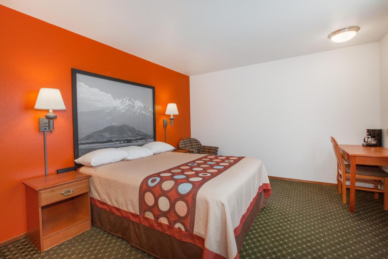 King Studio Suite - Non-Smoking at Super 8 by Wyndham Cloverdale Wine Country