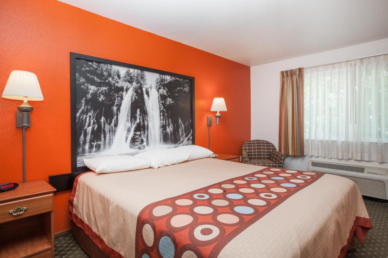King Room - Non-Smoking at Super 8 by Wyndham Cloverdale Wine Country