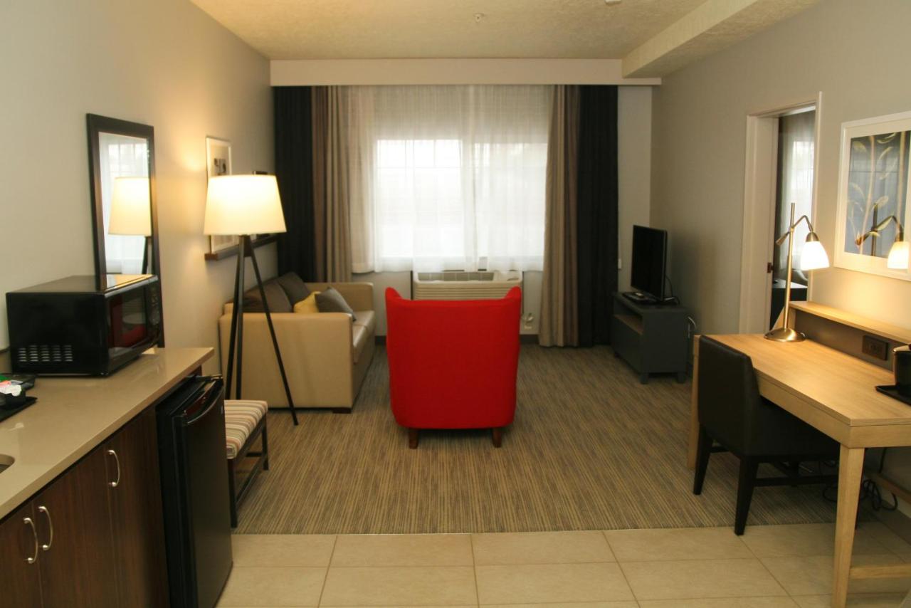 One-Bedroom King Suite with Whirlpool at Country Inn & Suites by Radisson, Prineville, OR