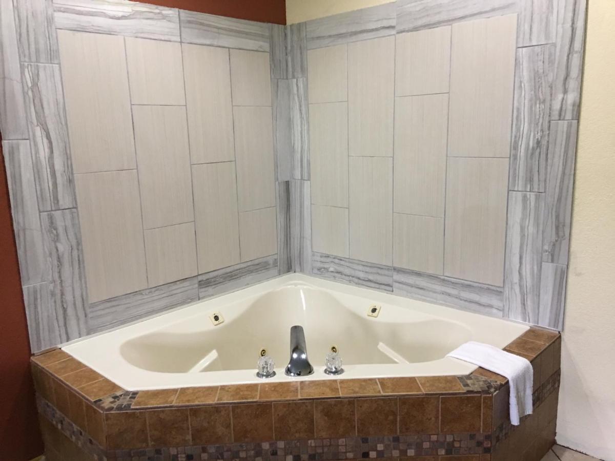 Deluxe Suite with Spa Bath - Smoking at Red Roof Inn & Suites Clinton, MS
