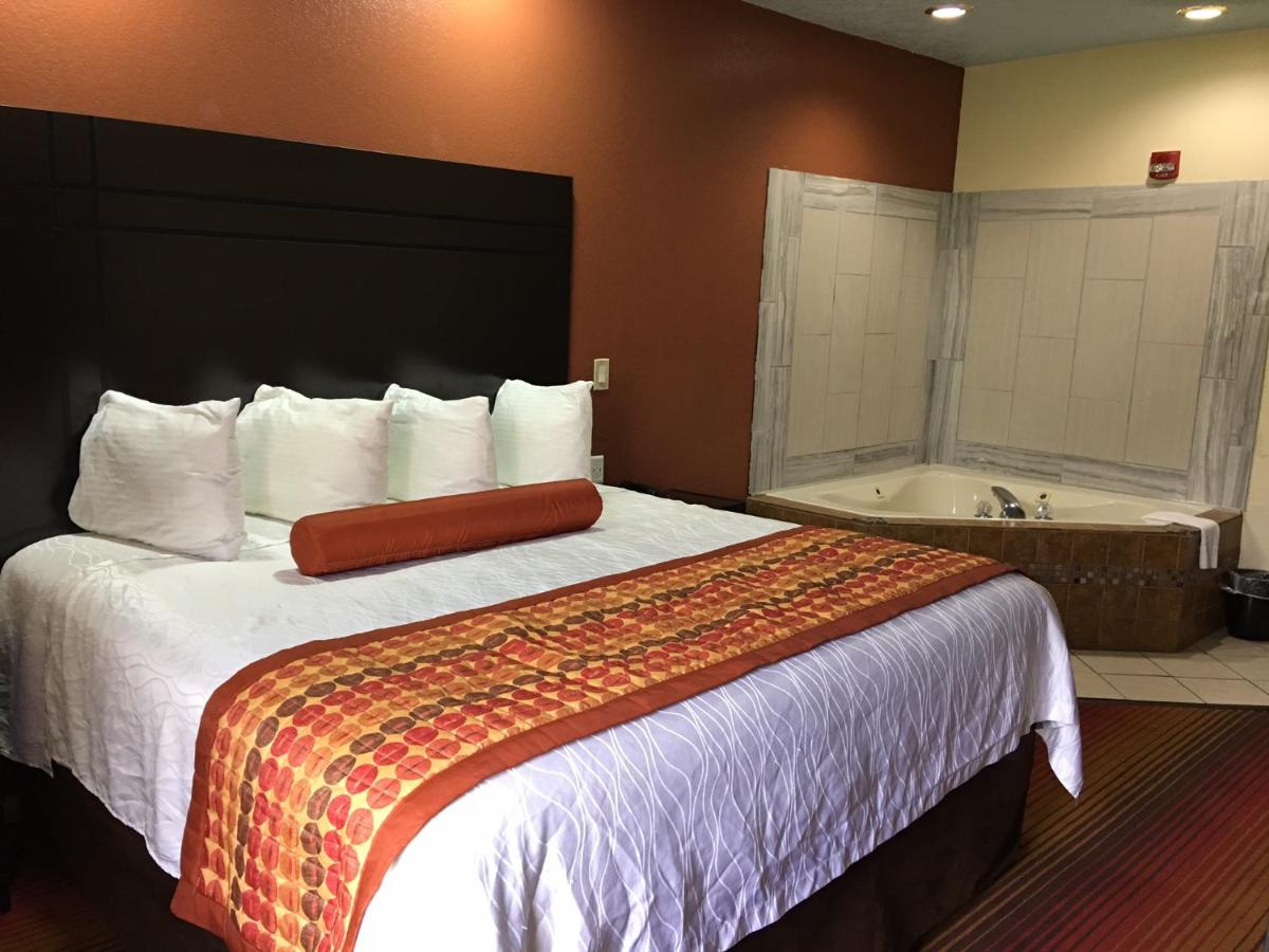 Deluxe Suite with Spa Bath - Smoking at Red Roof Inn & Suites Clinton, MS