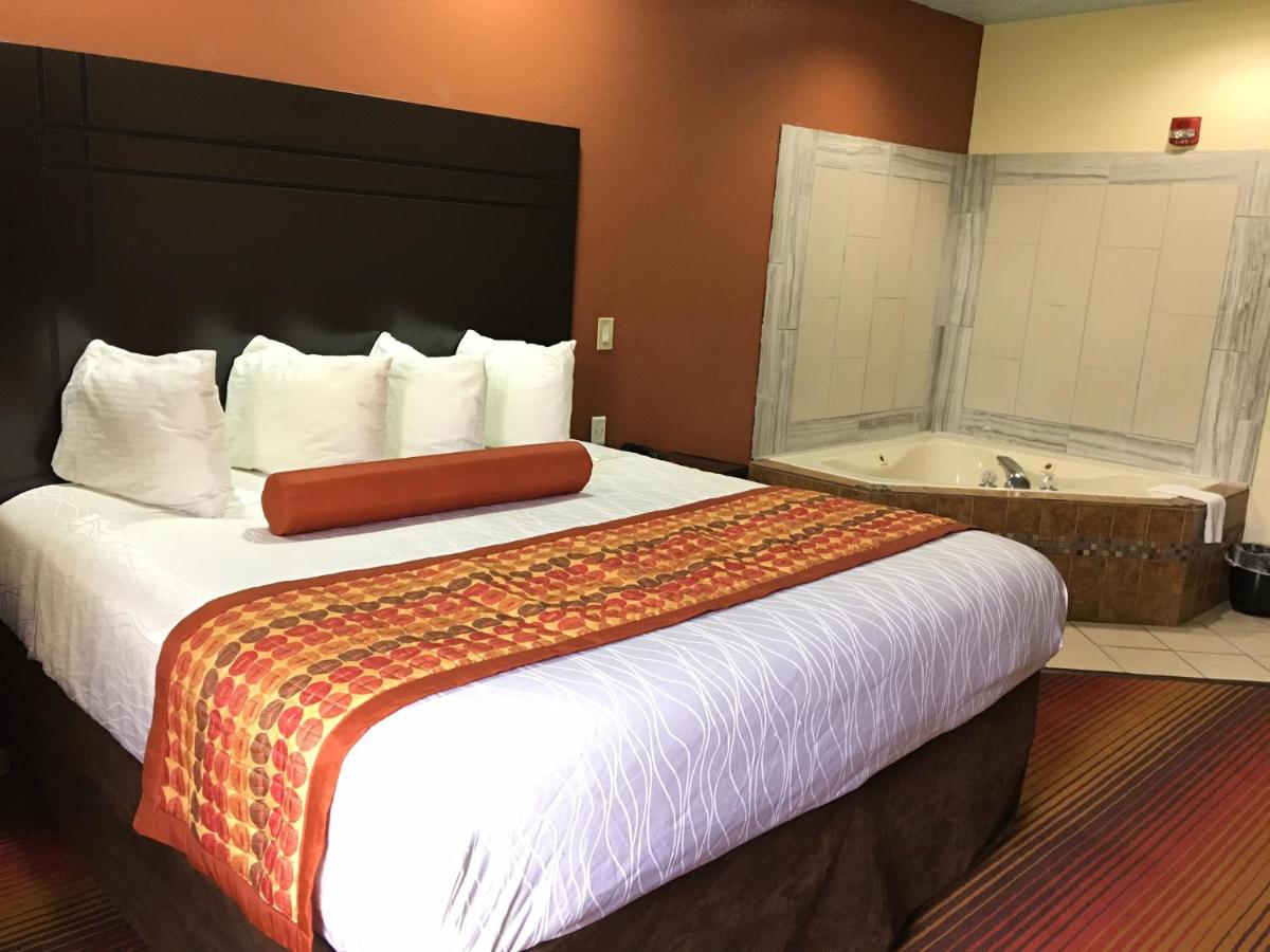 Deluxe Suite with Spa Bath at Red Roof Inn & Suites Clinton, MS