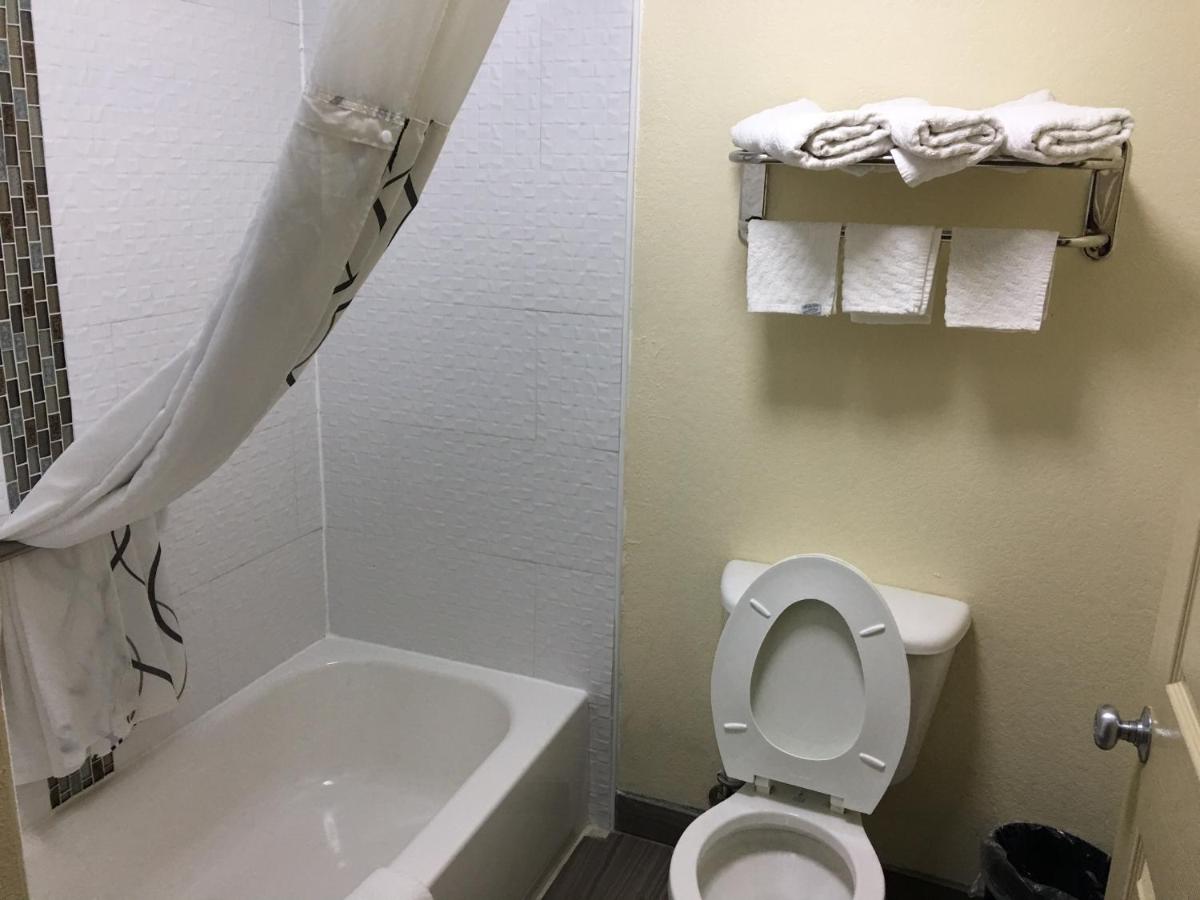 Deluxe Suite with Spa Bath at Red Roof Inn & Suites Clinton, MS