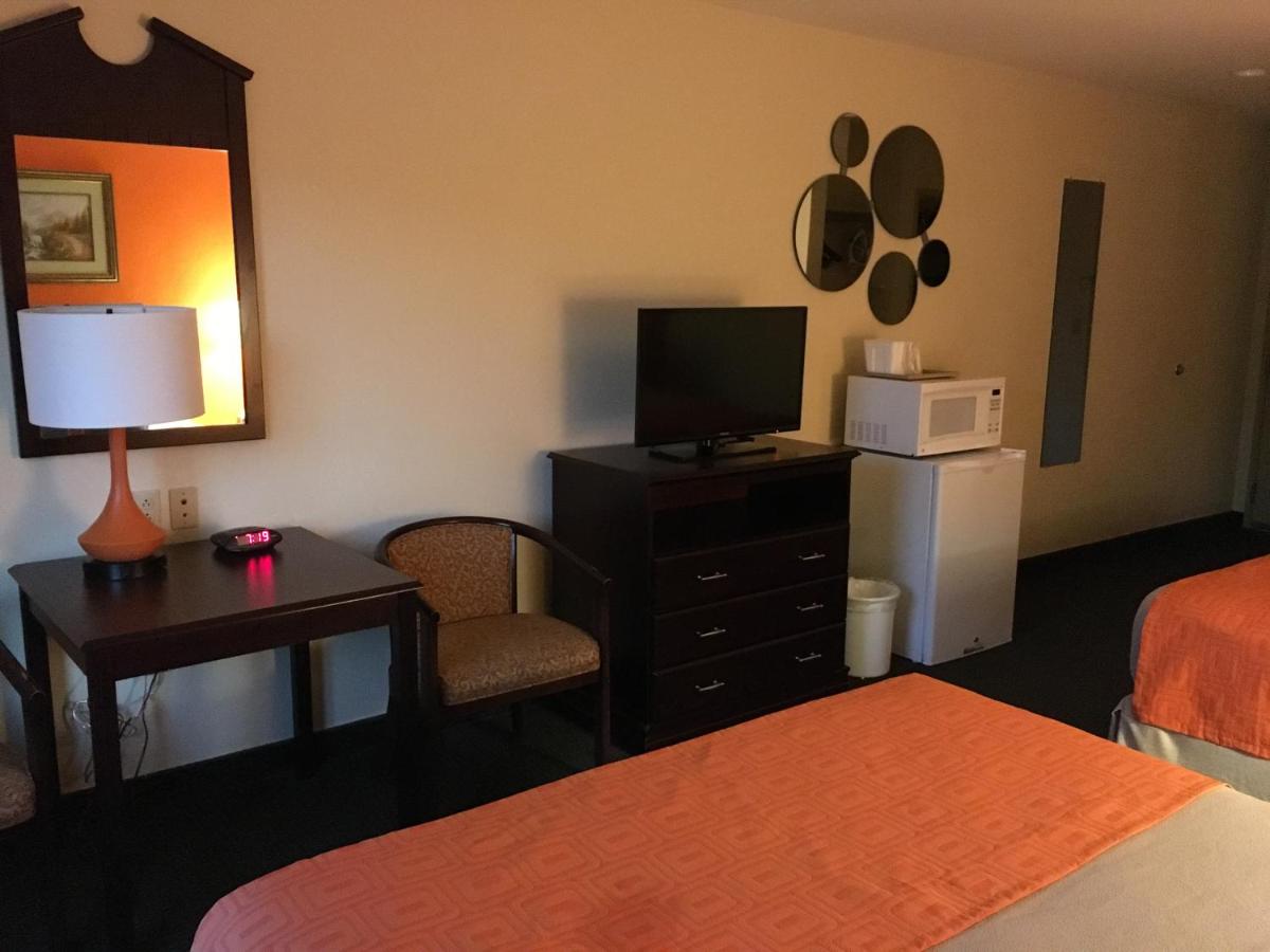 Queen Room with Two Queen Beds - Non-Smoking at Howard Johnson by Wyndham Houma