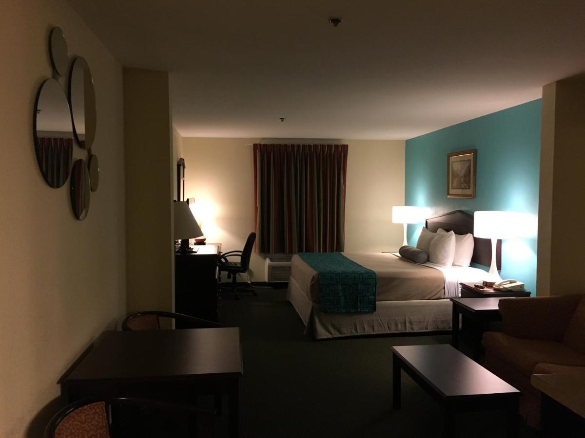 King Suite - Non-Smoking at Howard Johnson by Wyndham Houma