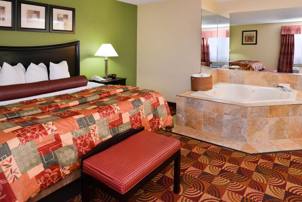 Deluxe King Suite - Non-Smoking at Best Western Canal Winchester Inn - Columbus South East