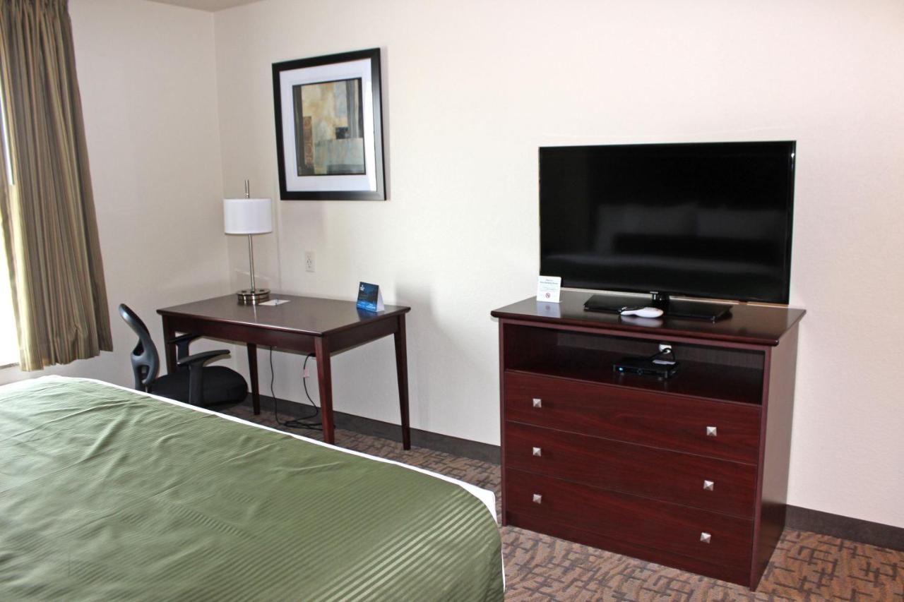 Deluxe King Room at Cobblestone Inn & Suites - Lamoni