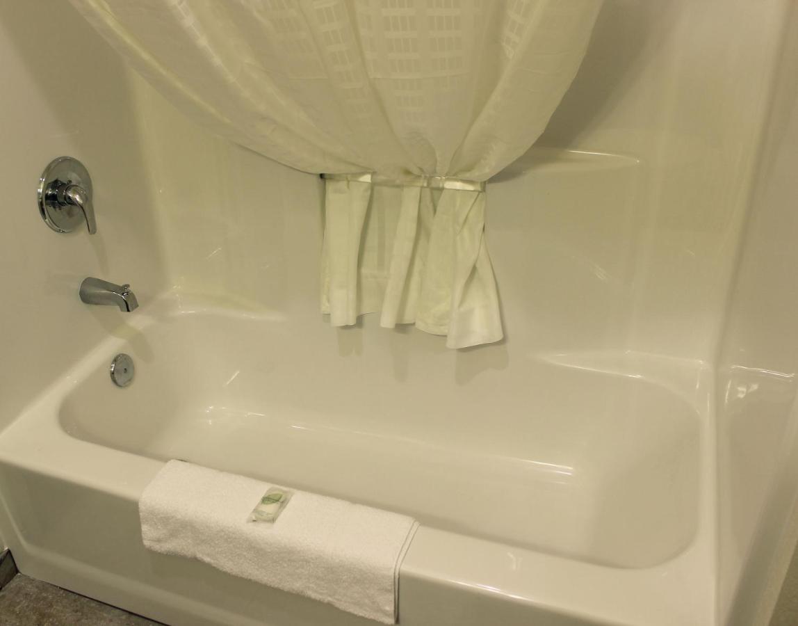 Deluxe King Room at Cobblestone Inn & Suites - Lamoni