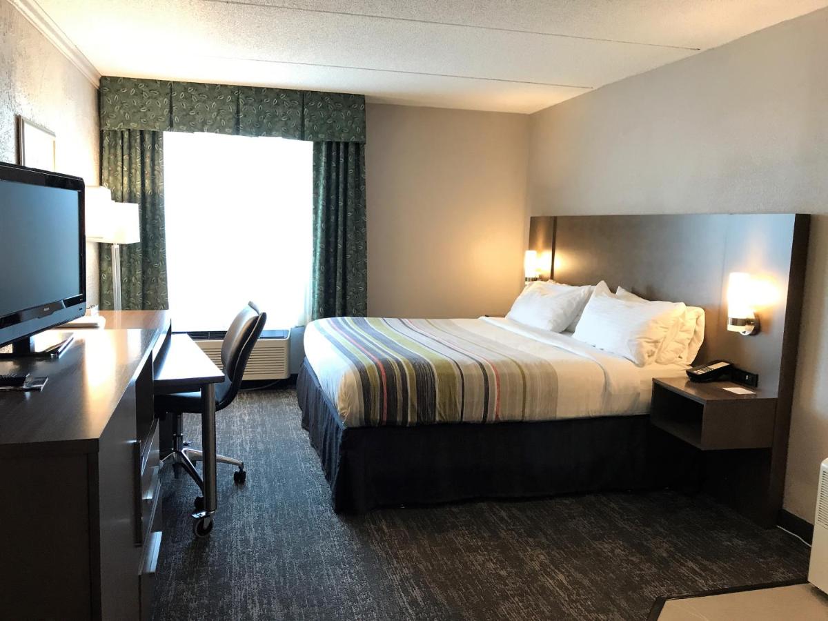 One-Bedroom Suite with Spa Bath at Country Inn & Suites by Radisson, Mt. Pleasant-Racine West, WI