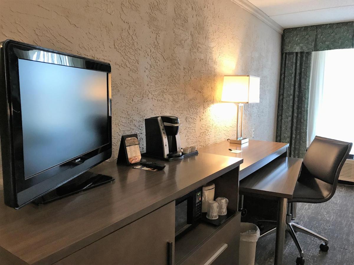 King Room with Roll-In Shower - Disability Access at Country Inn & Suites by Radisson, Mt. Pleasant-Racine West, WI