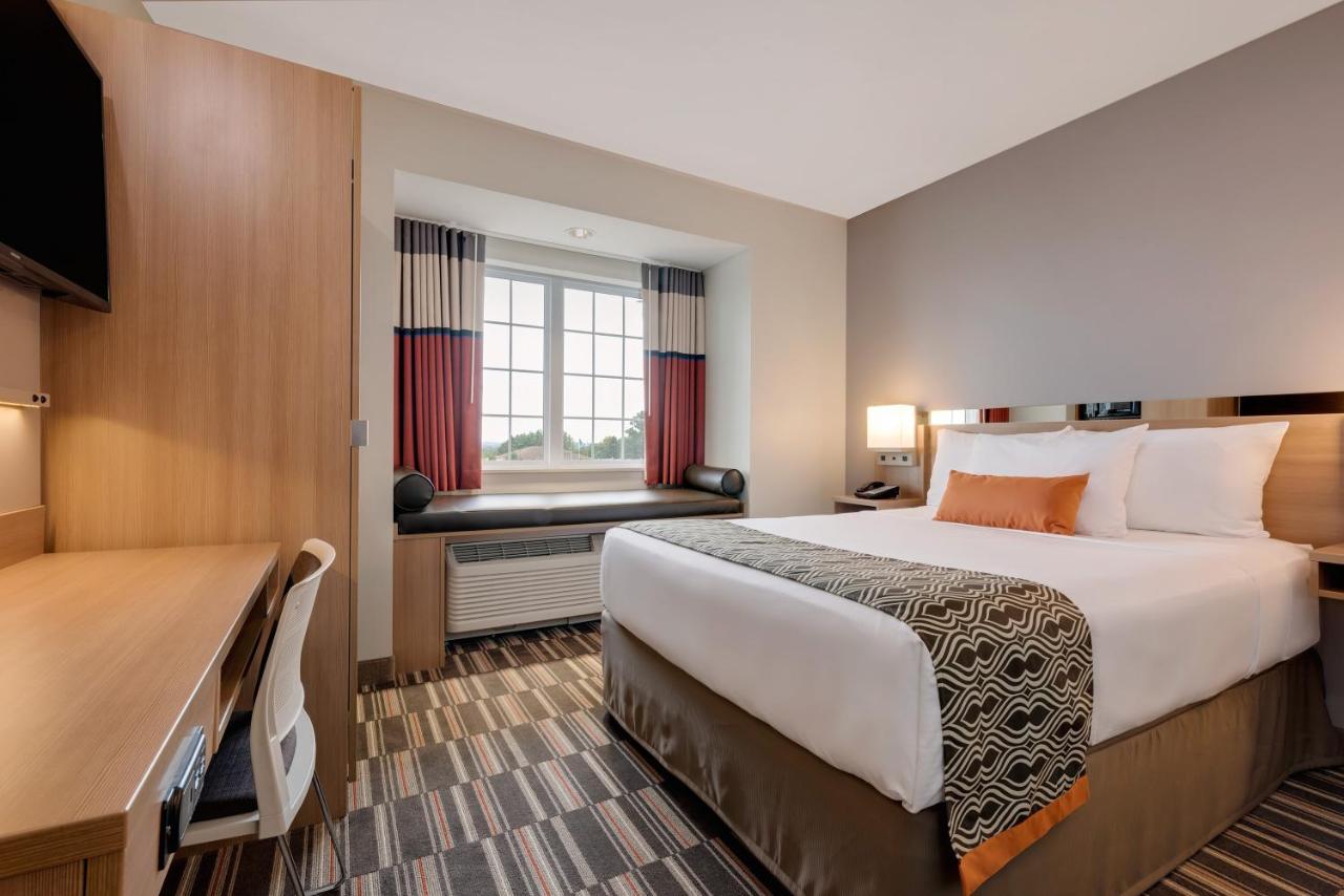 Queen Room - Non-Smoking at Microtel Inn & Suites by Wyndham Clarion