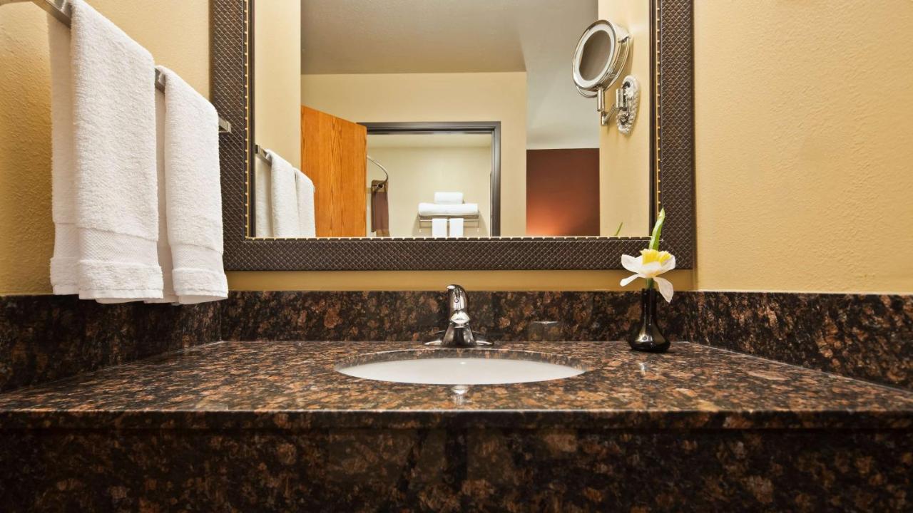 King Room with Bathtub - Disability Access/Non-Smoking at Best Western Plus Deer Park Hotel & Suites