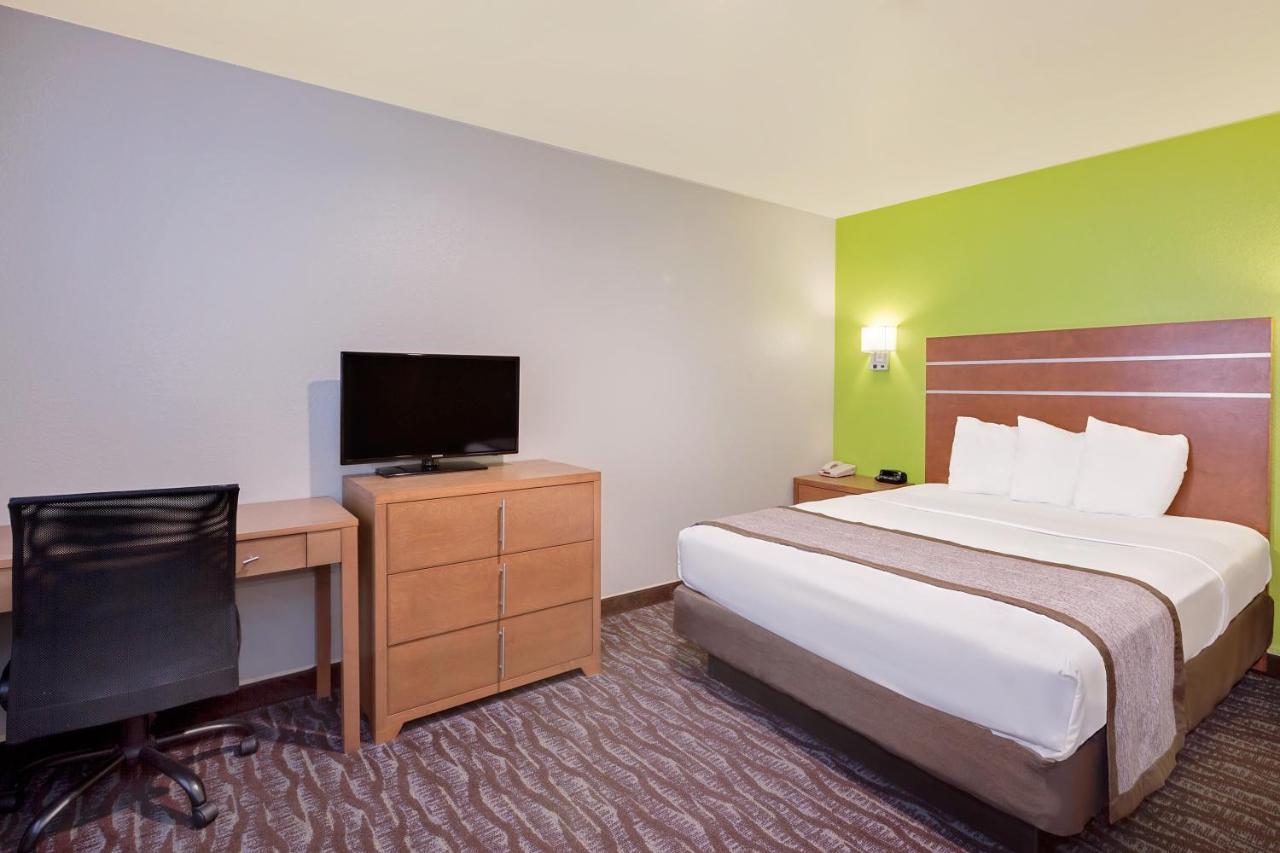Queen Room - Non-Smoking at Days Inn & Suites by Wyndham Arcata