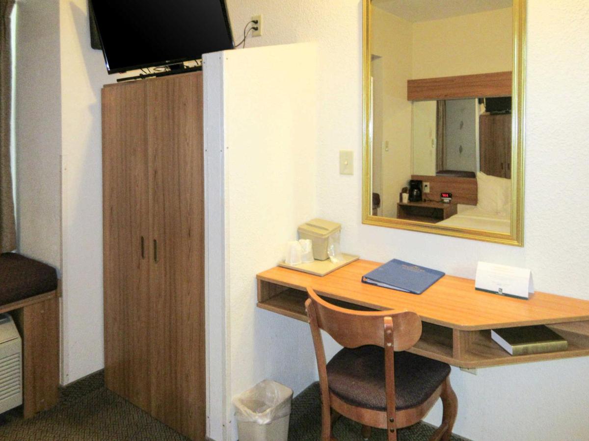 Queen Room - Non-Smoking at Quality Inn & Suites