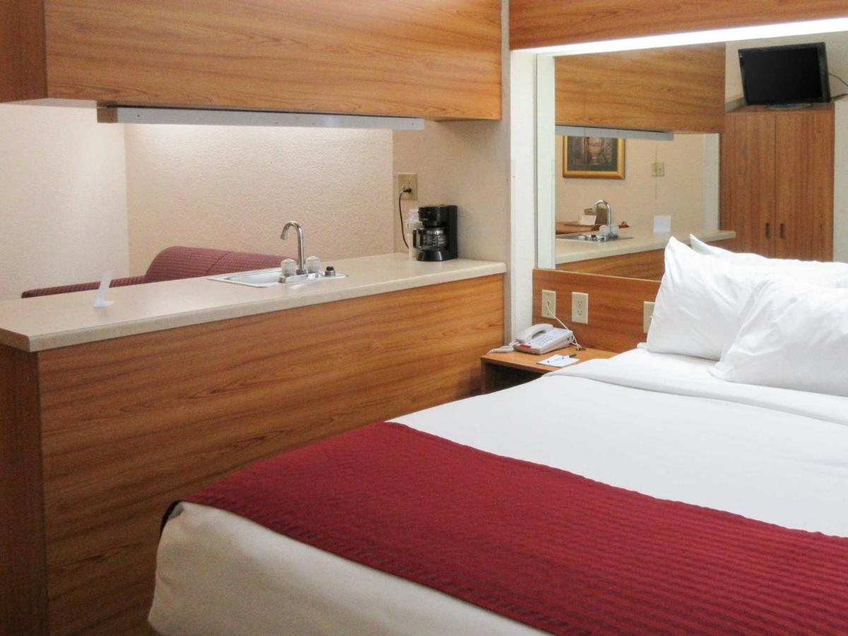 Queen Room - Non-Smoking at Quality Inn & Suites