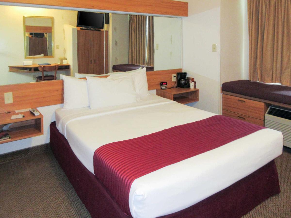 Queen Room - Non-Smoking at Quality Inn & Suites
