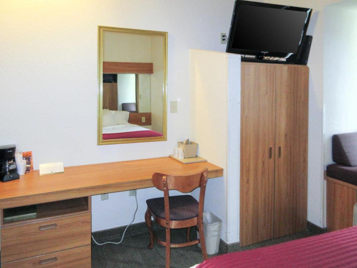 Queen Room - Non-Smoking at Quality Inn & Suites