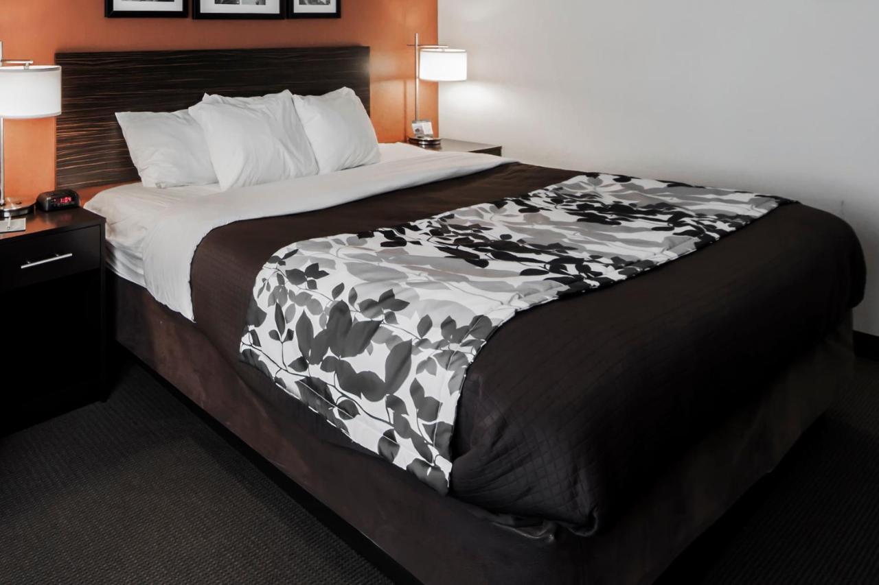 Queen Room with Two Queen Beds at Sleep Inn & Suites Hennessey North