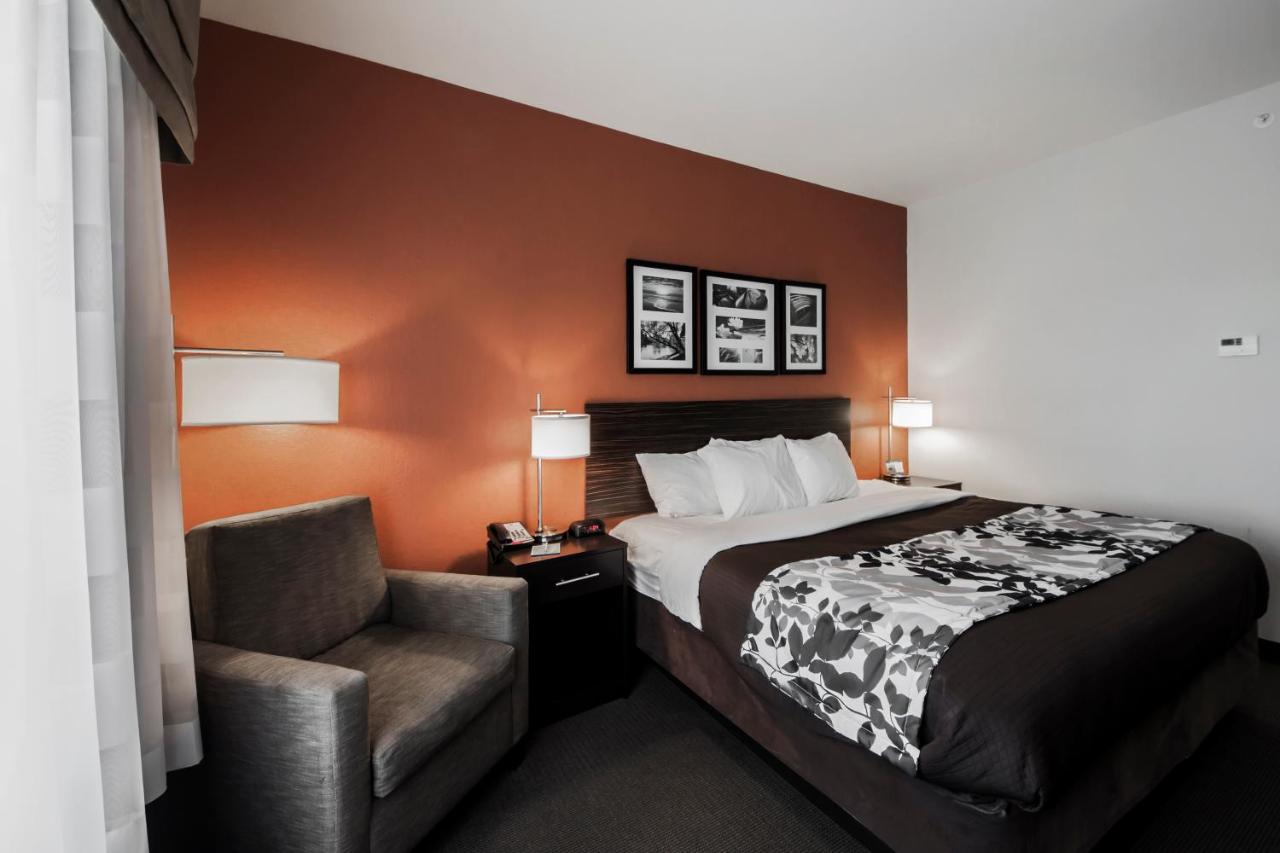 King Suite at Sleep Inn & Suites Hennessey North