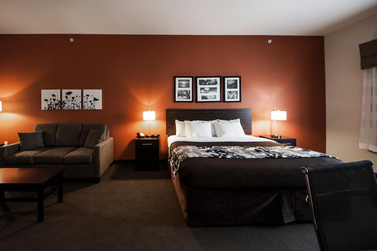 King Suite at Sleep Inn & Suites Hennessey North