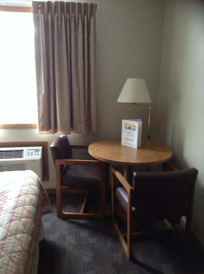 Queen Room at SunRise Inn Hotel