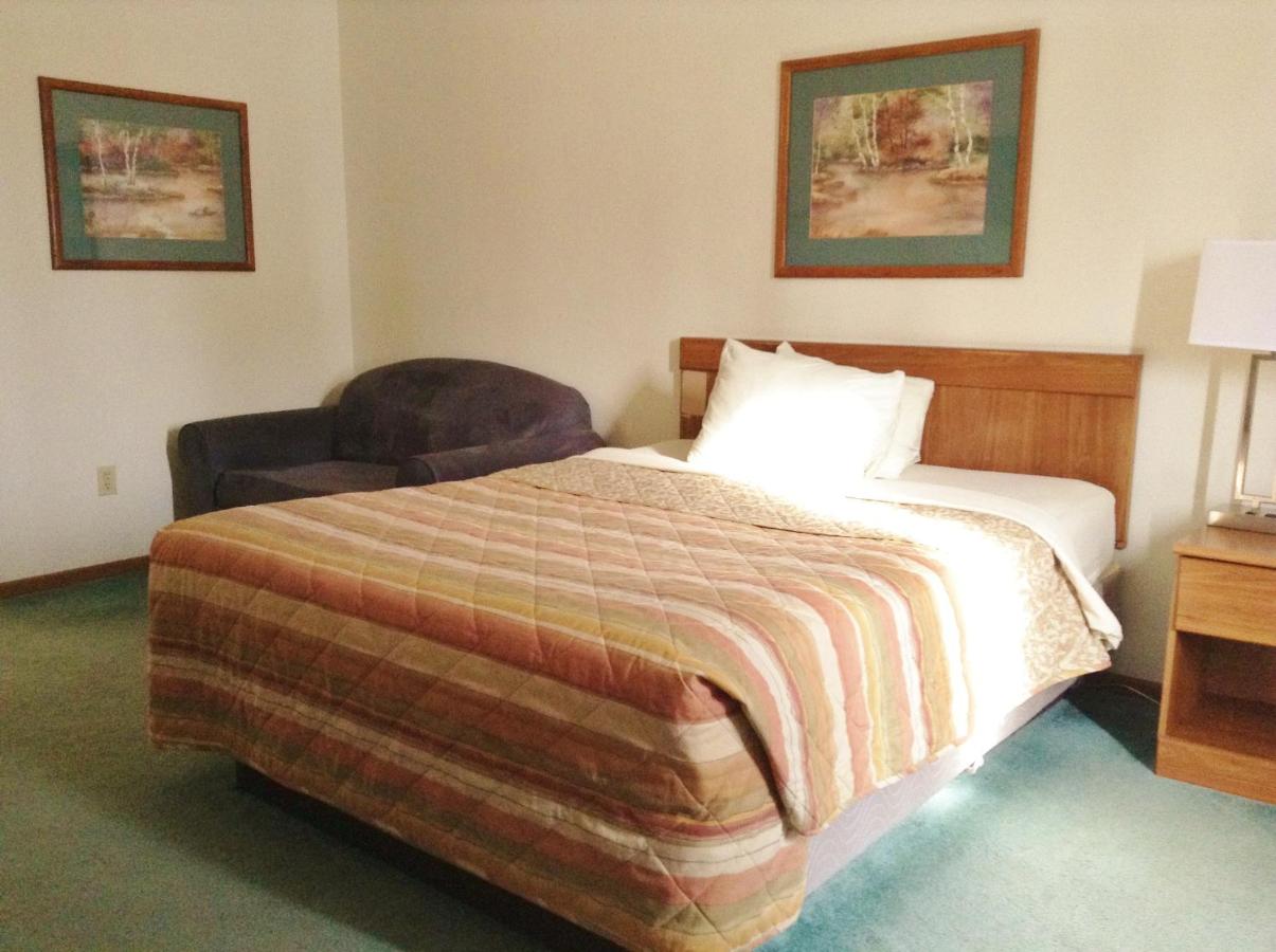 Queen Room at SunRise Inn Hotel