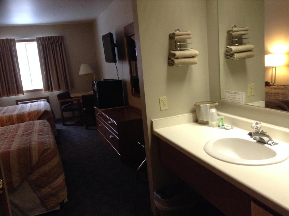 Queen Room with Two Queen Beds at SunRise Inn Hotel