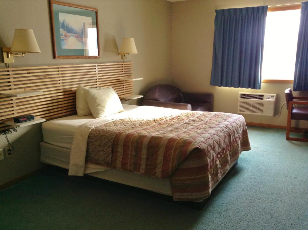 Queen Room at SunRise Inn Hotel
