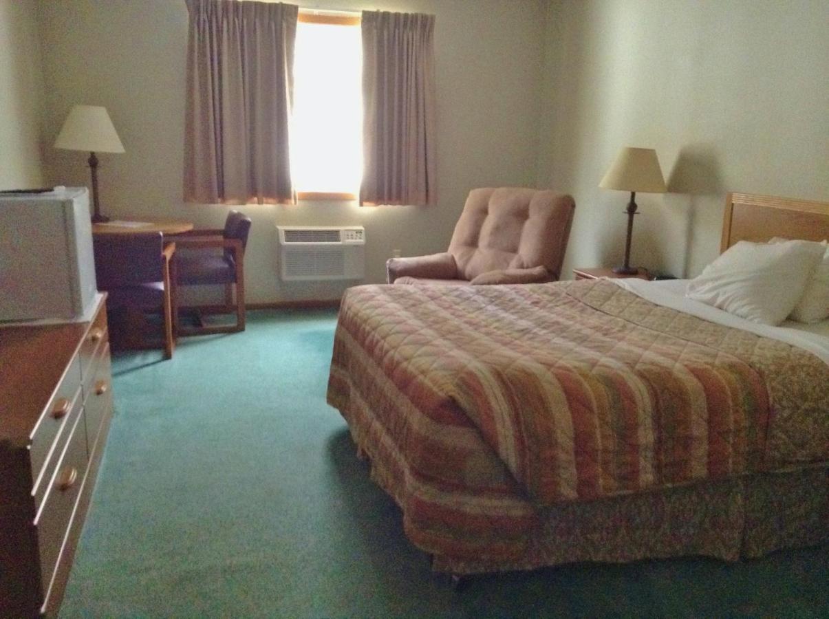 Queen Room at SunRise Inn Hotel