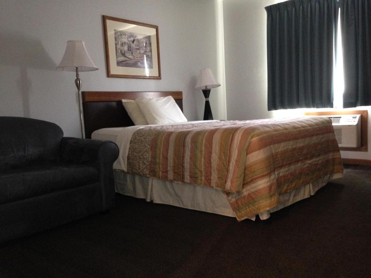 Queen Room at SunRise Inn Hotel