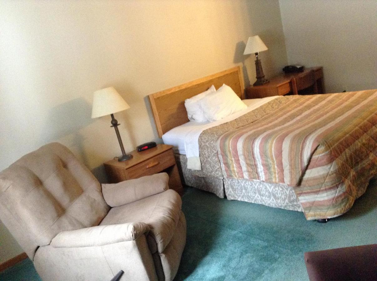Queen Room at SunRise Inn Hotel
