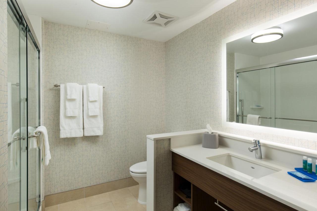 Queen Room with Two Queen Beds at Holiday Inn Express Visalia Sequoia Gateway Area by IHG