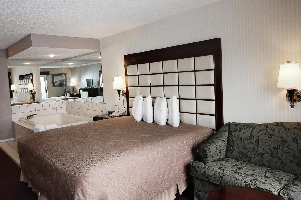 King Suite with Spa Bath at The Wisconsin Hotel & Conference Center