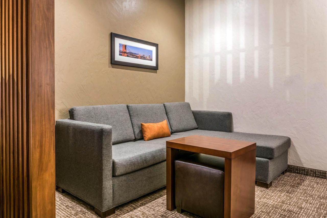 King Suite at Comfort Suites Florence - Cincinnati South