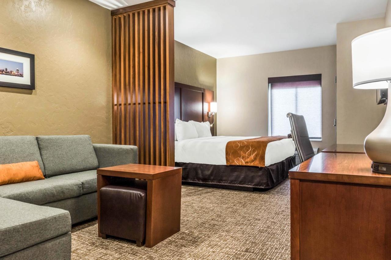 King Suite at Comfort Suites Florence - Cincinnati South