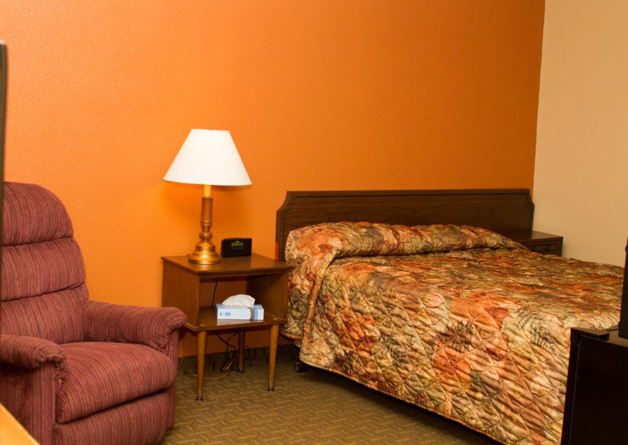 Deluxe Queen Room at Cottonwood Inn
