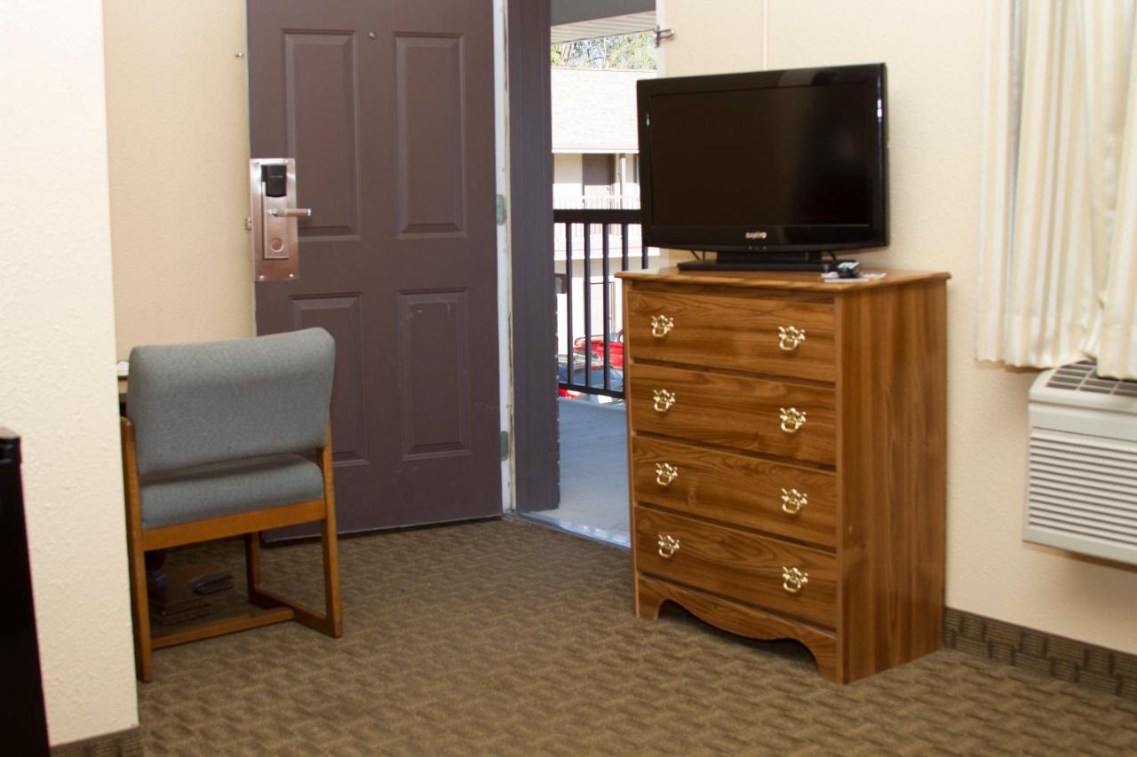 Deluxe Queen Room at Cottonwood Inn